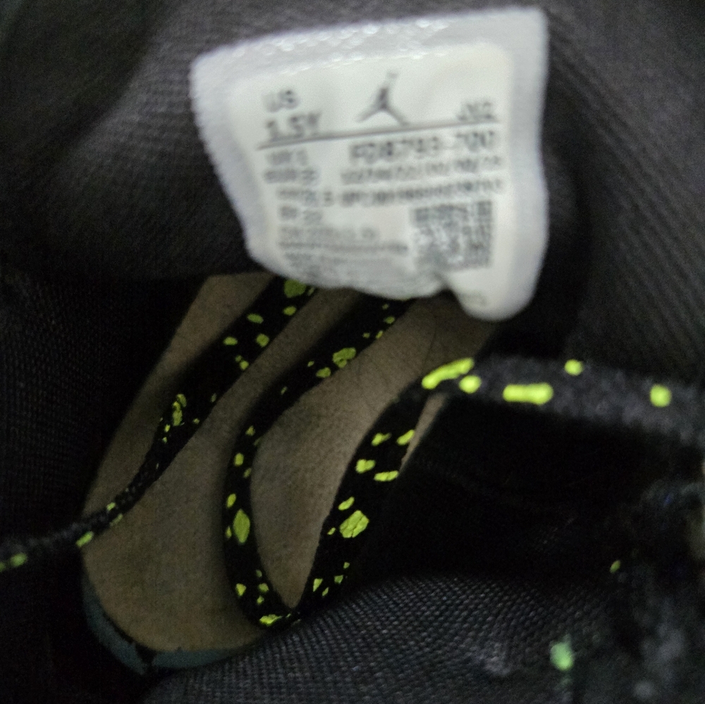 Air Jordan 1 Mid SE Boys' Shoes - Picture 10 of 10